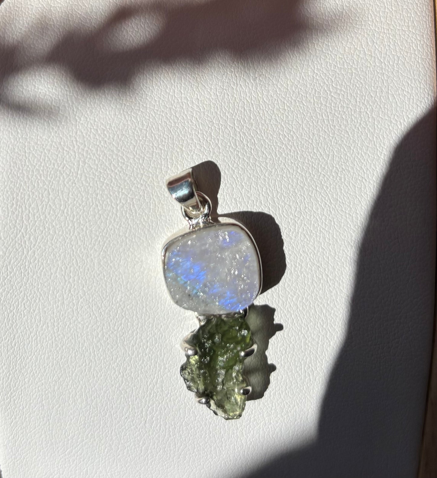 Moldavit Rohstein Anhänger mit Regenbogen Monstein 925 silber