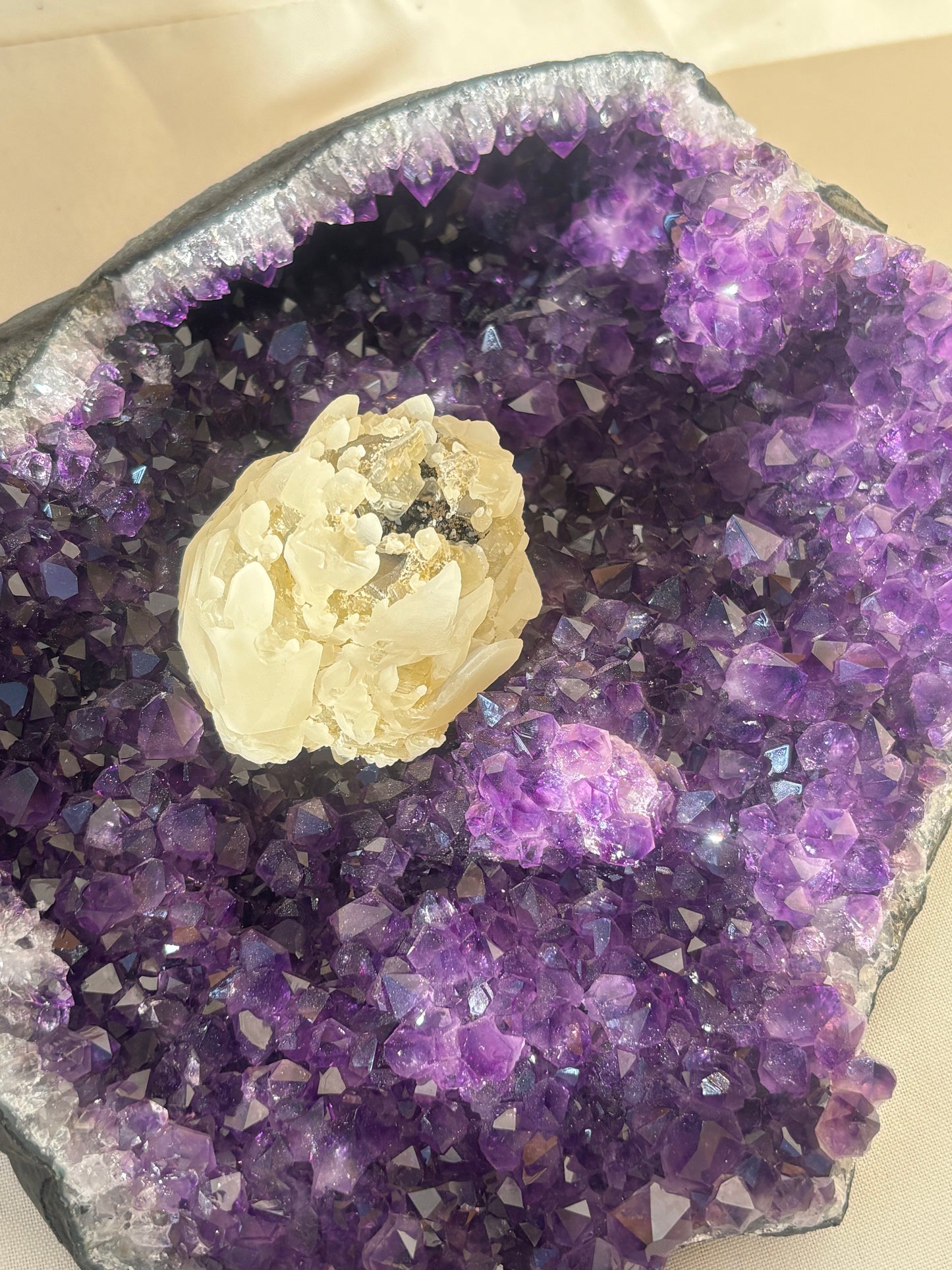 Amethyst Cluster Statement aus Brasilien/Uruguay mit Calcit-Blüte