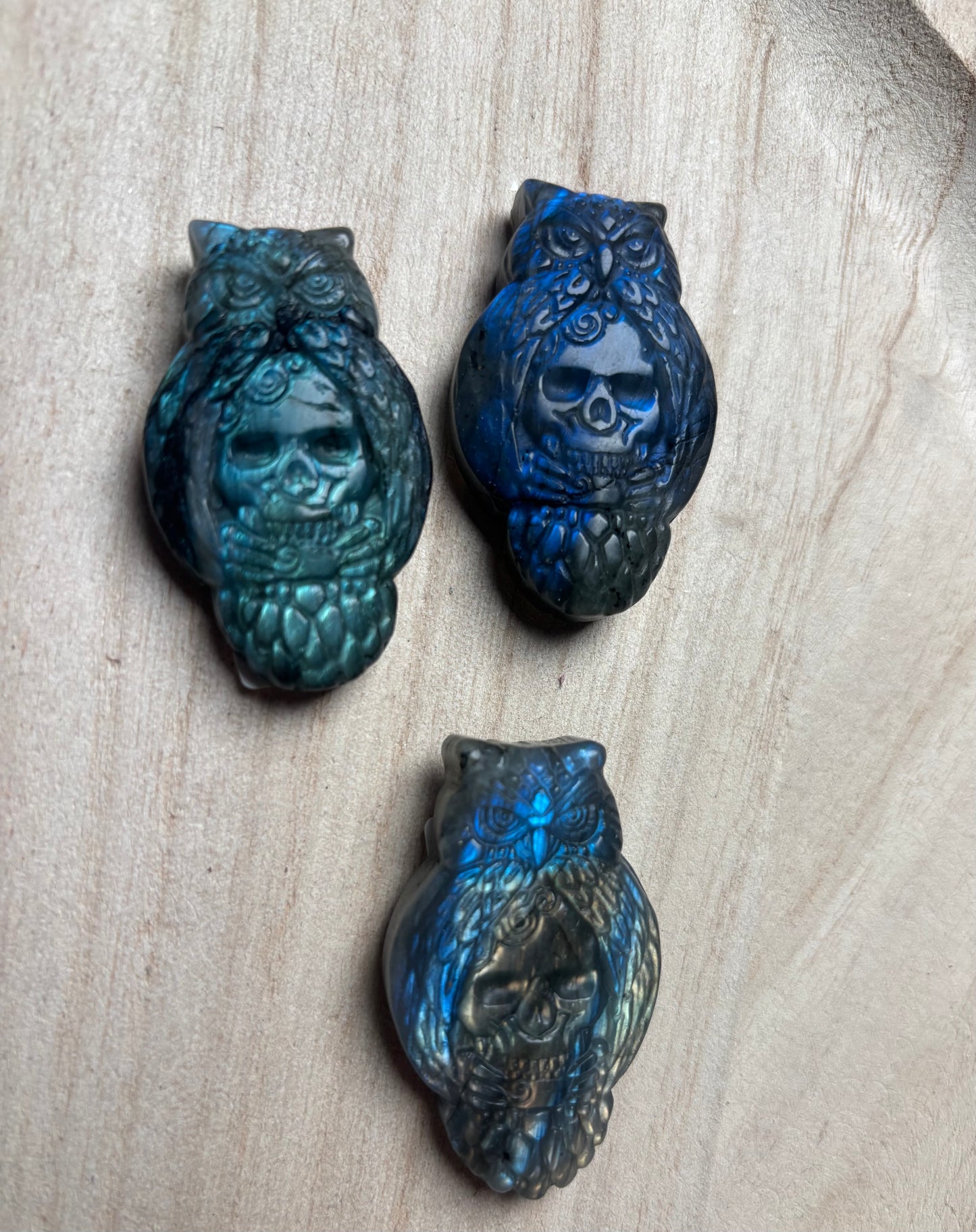 Carving Eule mit Totenkopf Labradorit