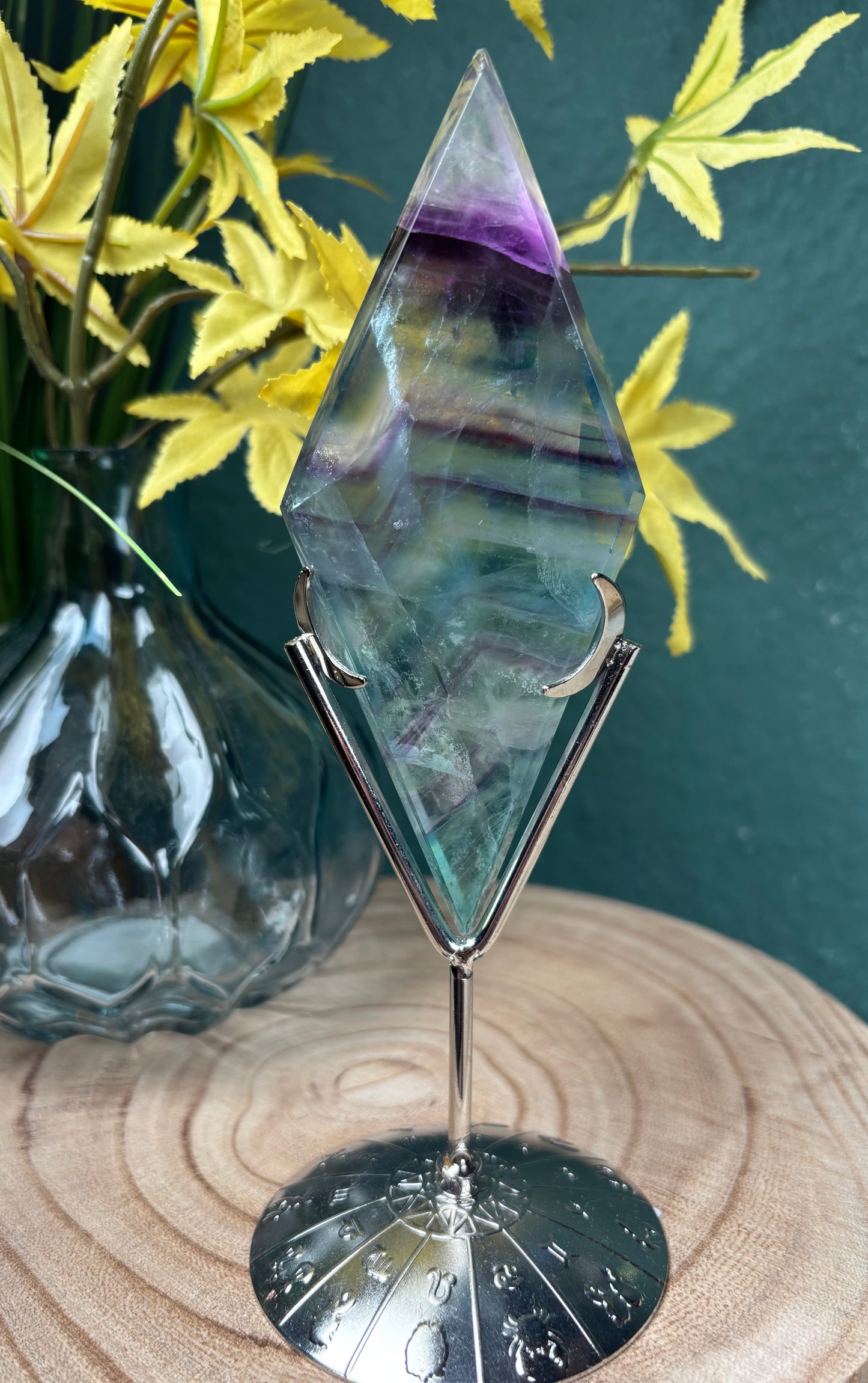 Fluorit Raute mit Ständer - Geometrische Kristallskulptur B-Ware