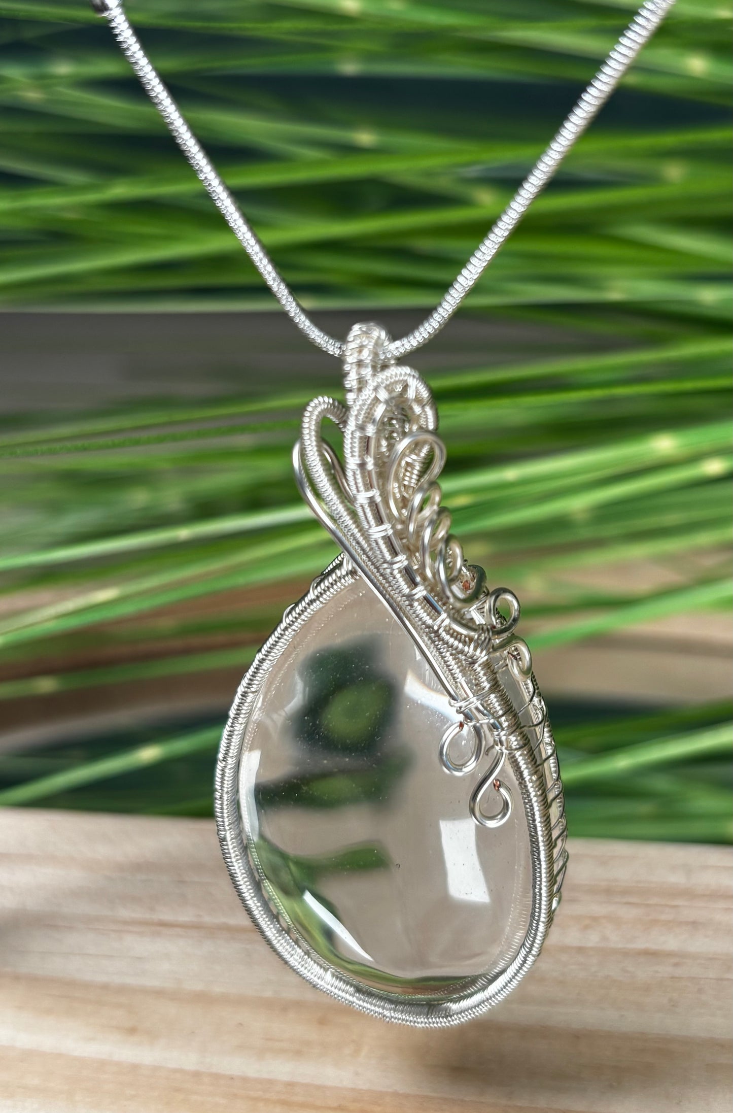 Bergkristall Anhänger Tropfen – Handgefasst in versilbertem Kupferdraht