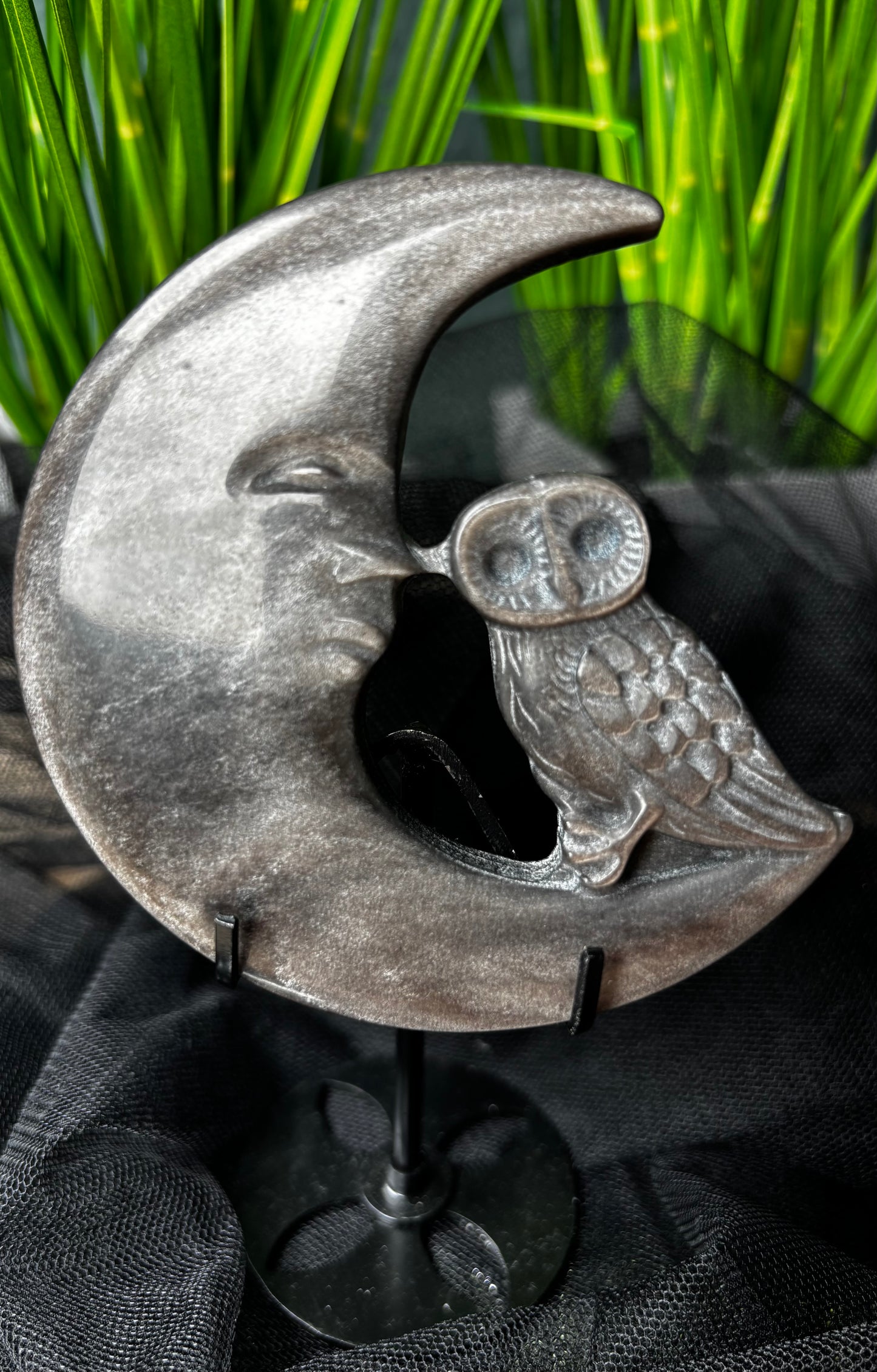 Obsidian Carving auf Stand – Fuchs & Eule mit Mond