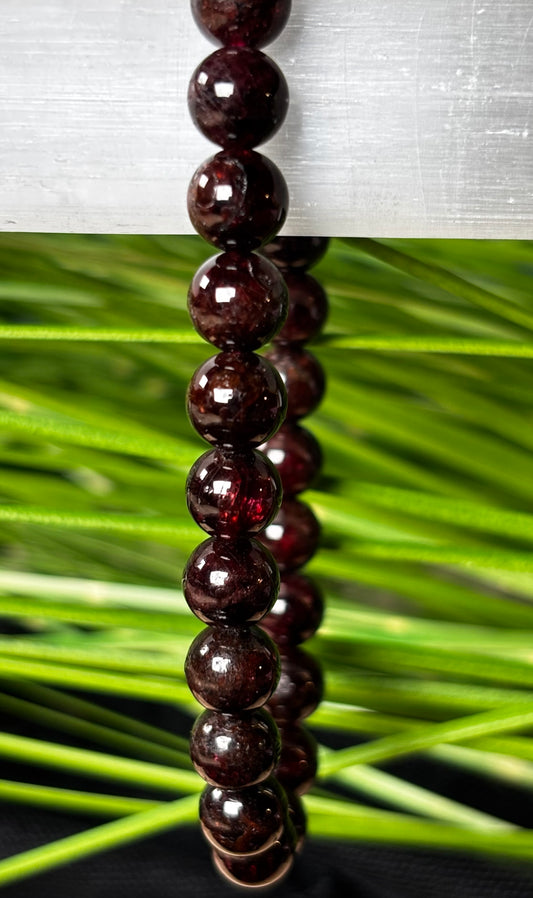 Granat Armband – 7,6mm Perlen auf Gummiband