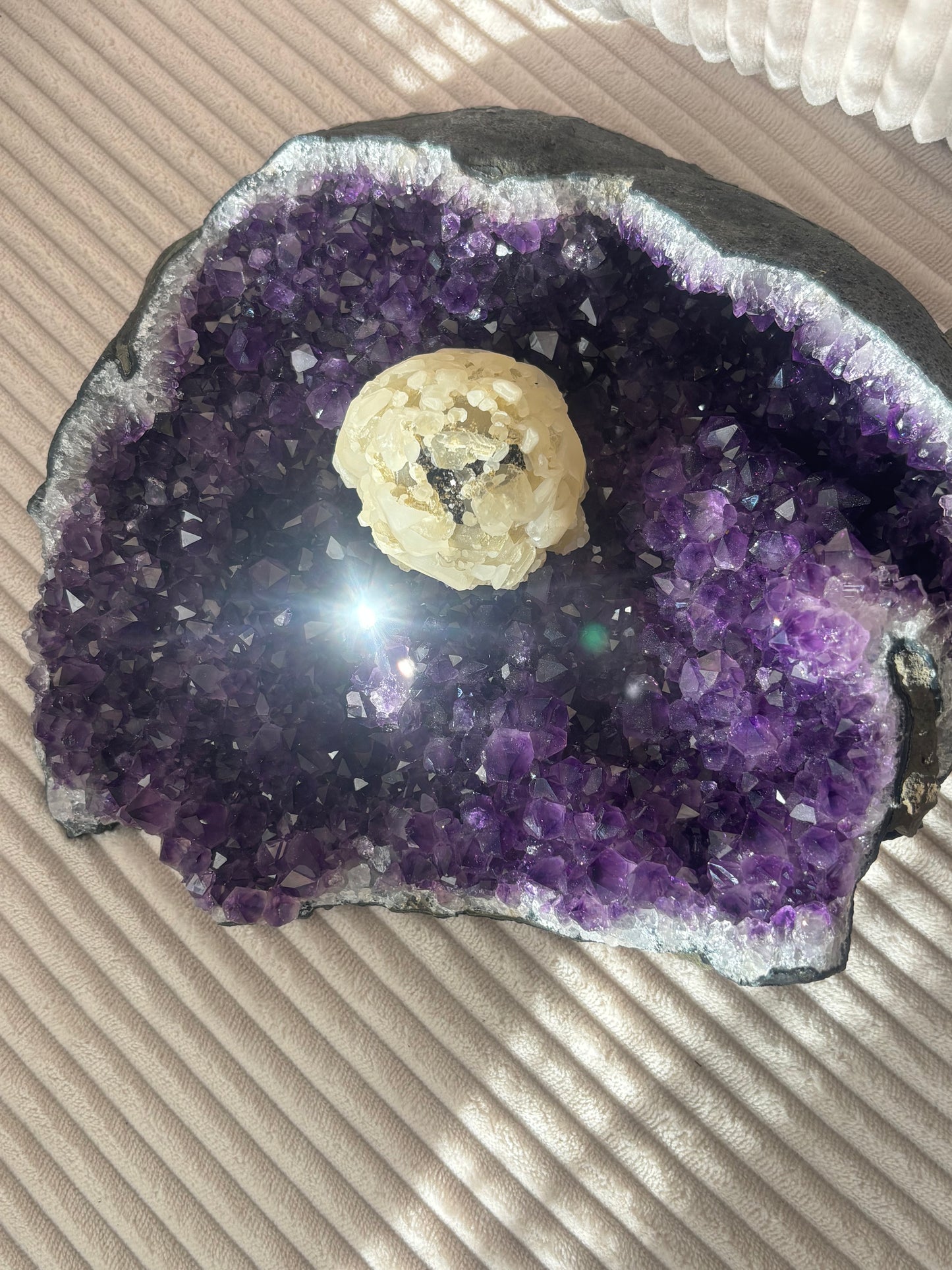 Amethyst Cluster Statement aus Brasilien/Uruguay mit Calcit-Blüte