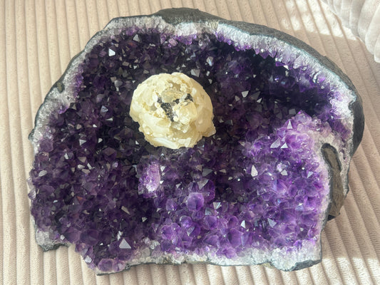Statement Amethyst mit Calcit Blüte