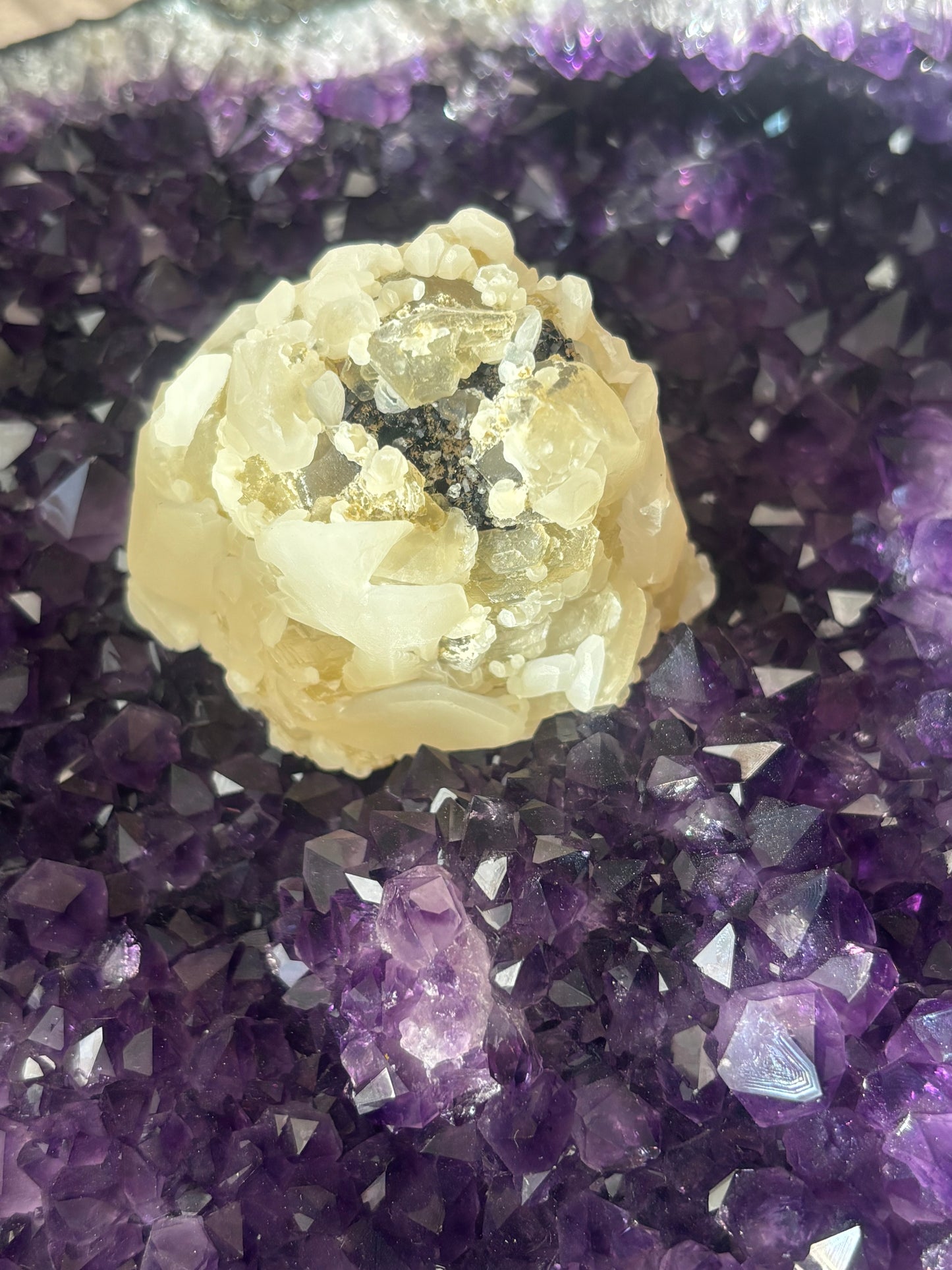 Amethyst Cluster Statement aus Brasilien/Uruguay mit Calcit-Blüte