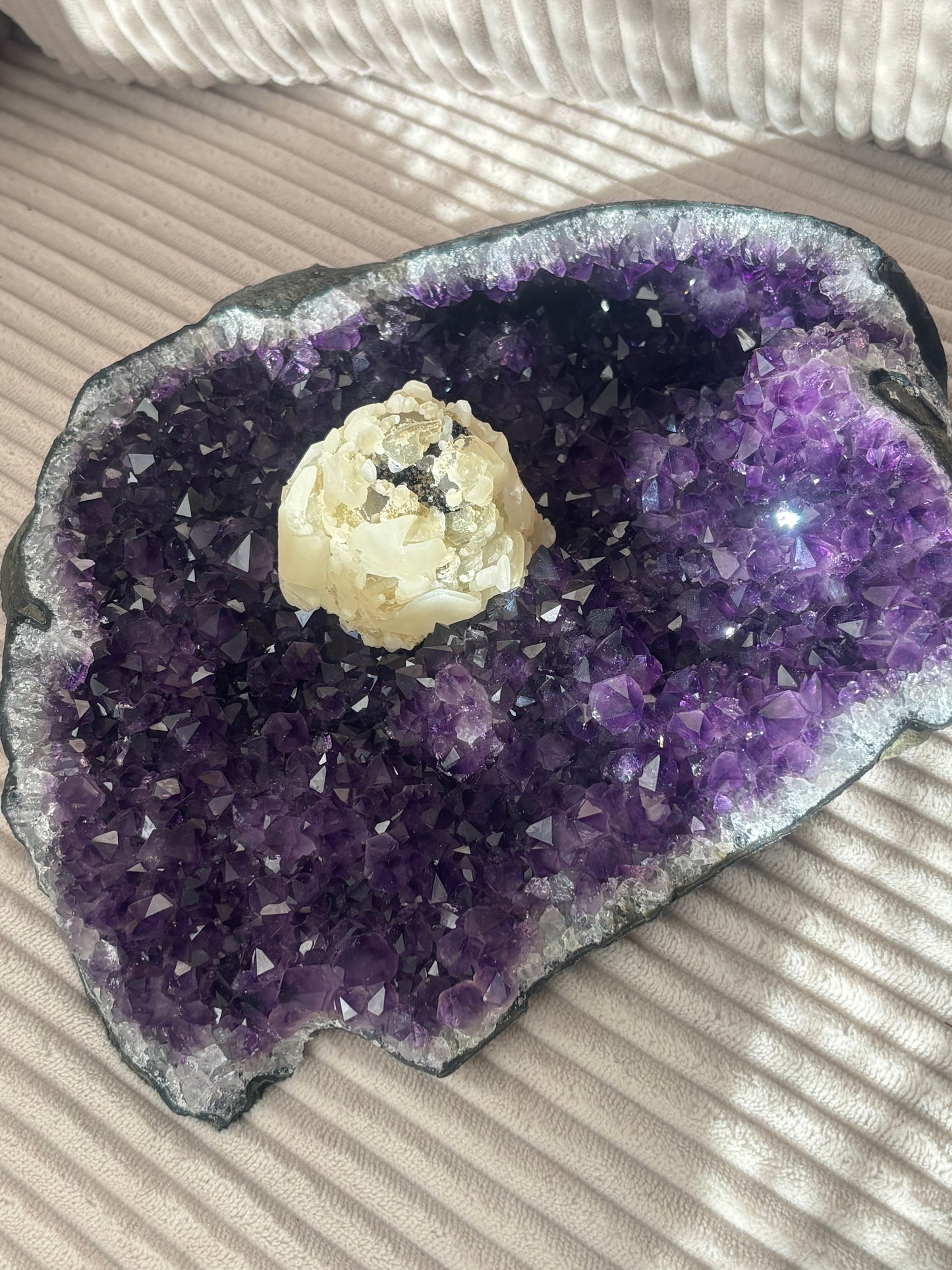 Amethyst Cluster Statement aus Brasilien/Uruguay mit Calcit-Blüte