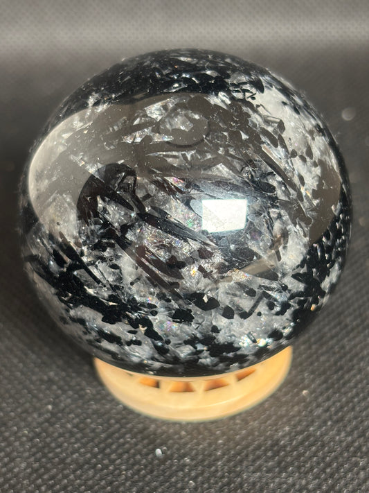 Schwarzer Turmalin in Qaurz Kugel mit Regenbögen