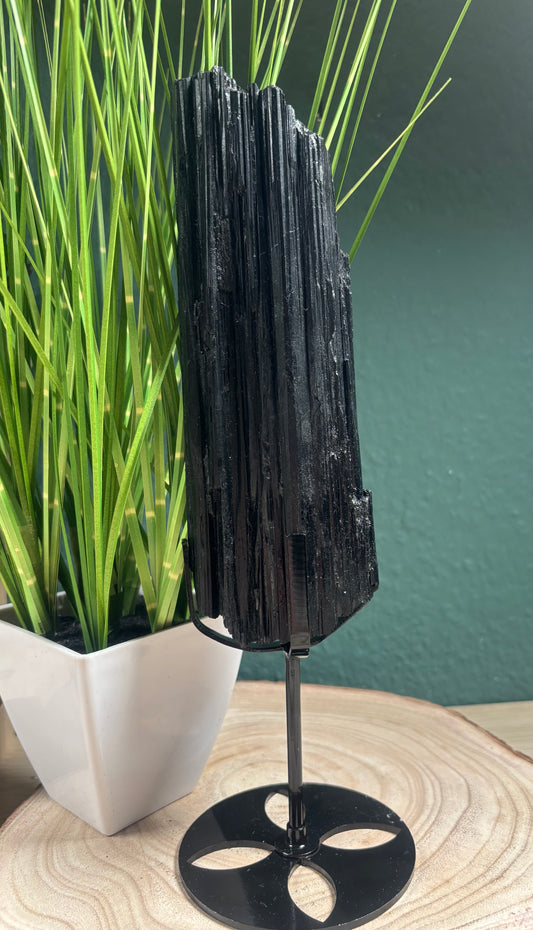 Schwarzer Turmaling auf Stand