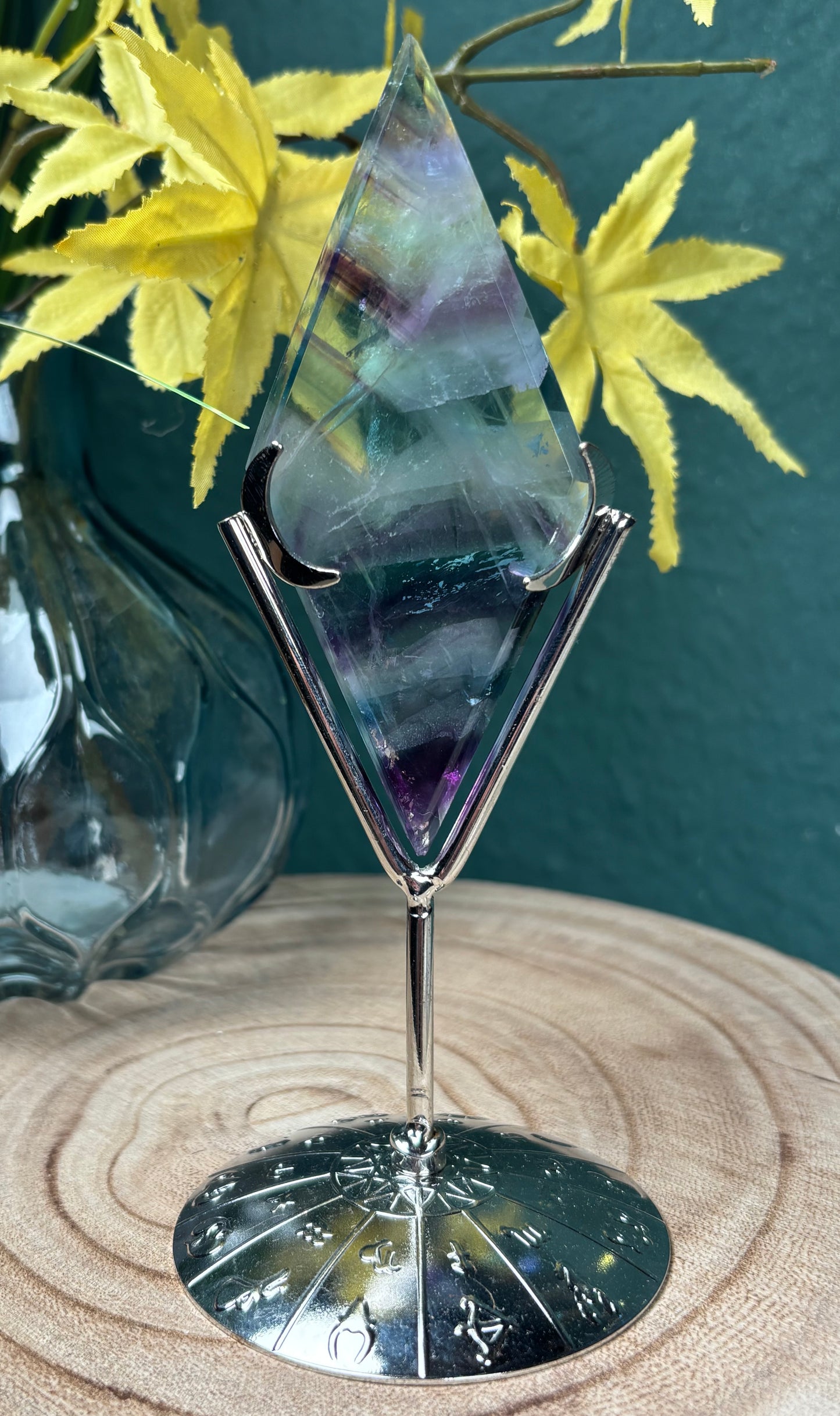 Fluorit Raute mit Ständer - Geometrische Kristallskulptur B-Ware