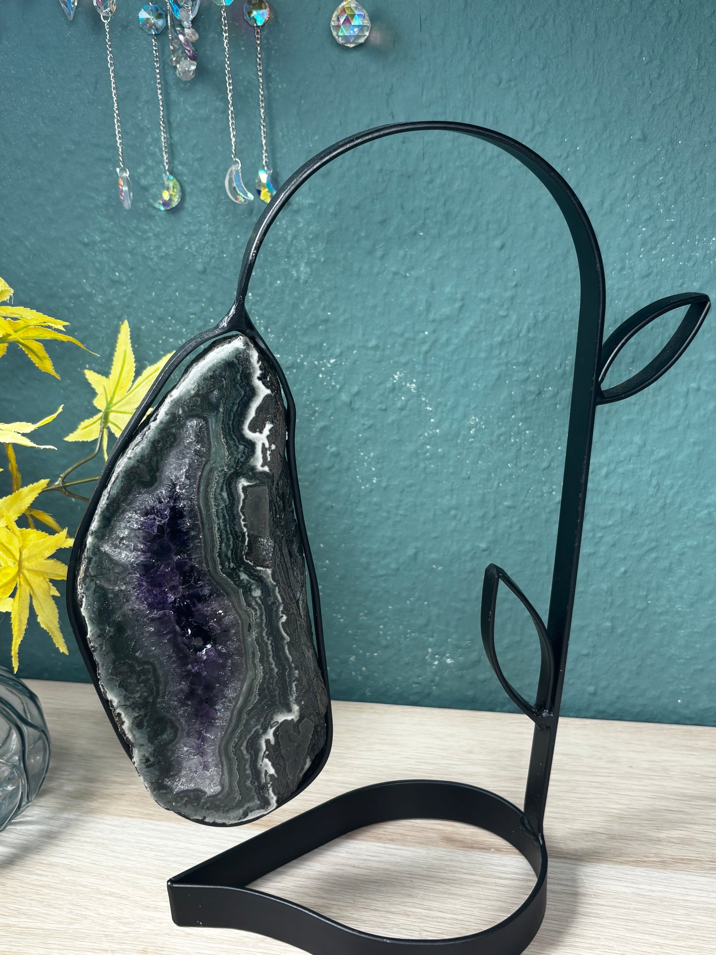 Statement Amethyst-Achat-Scheibe auf Blüten-Metallstand - Brasilien