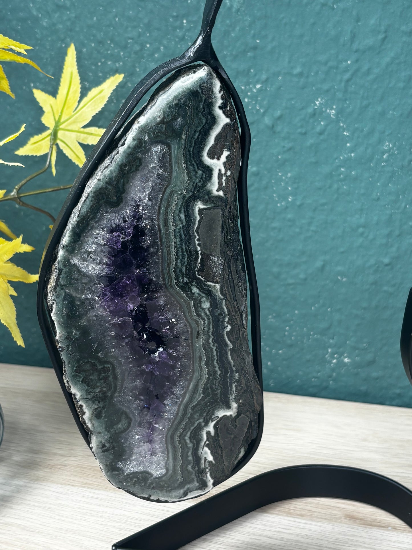 Statement Amethyst-Achat-Scheibe auf Blüten-Metallstand - Brasilien