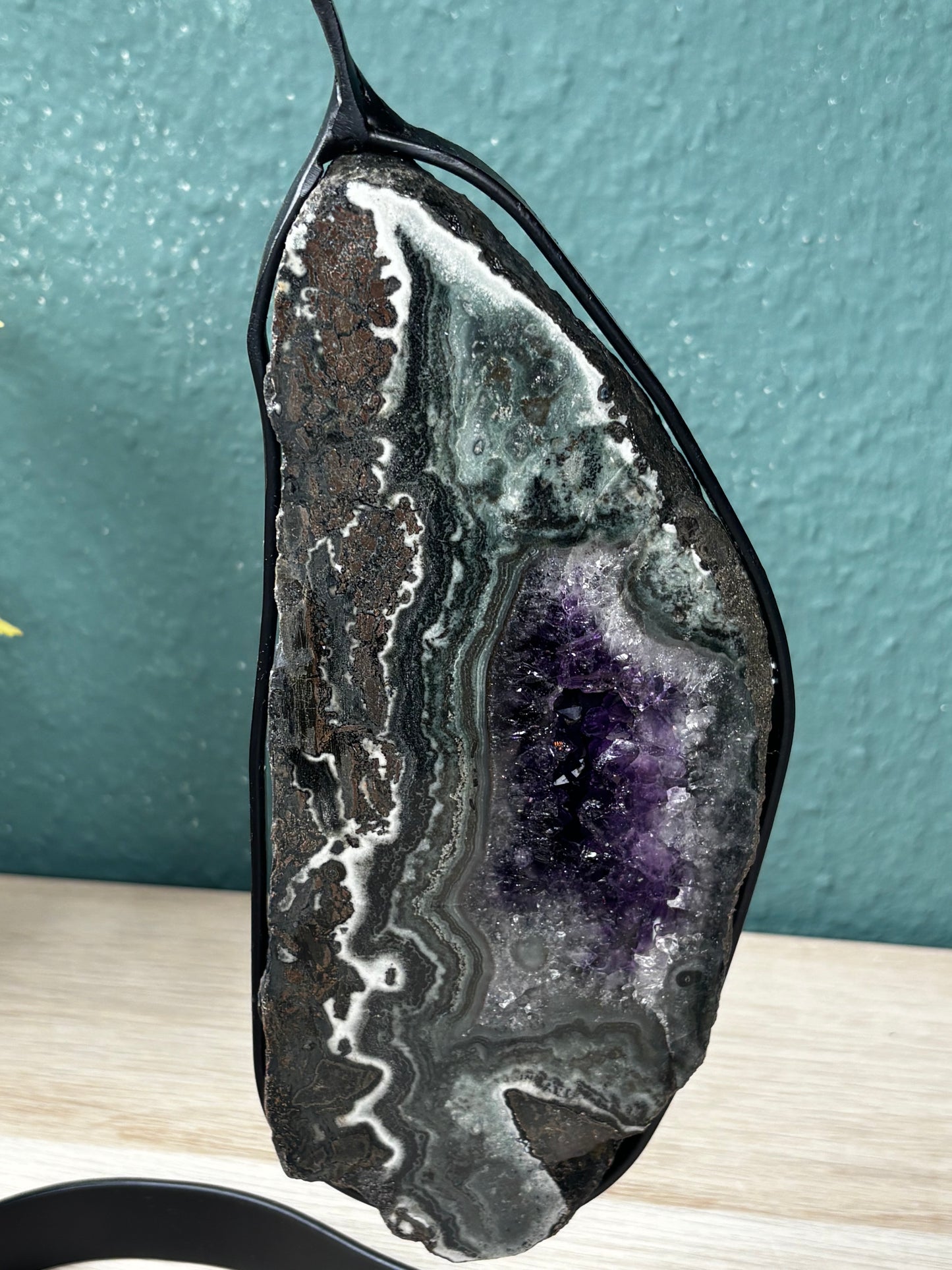 Statement Amethyst-Achat-Scheibe auf Blüten-Metallstand - Brasilien