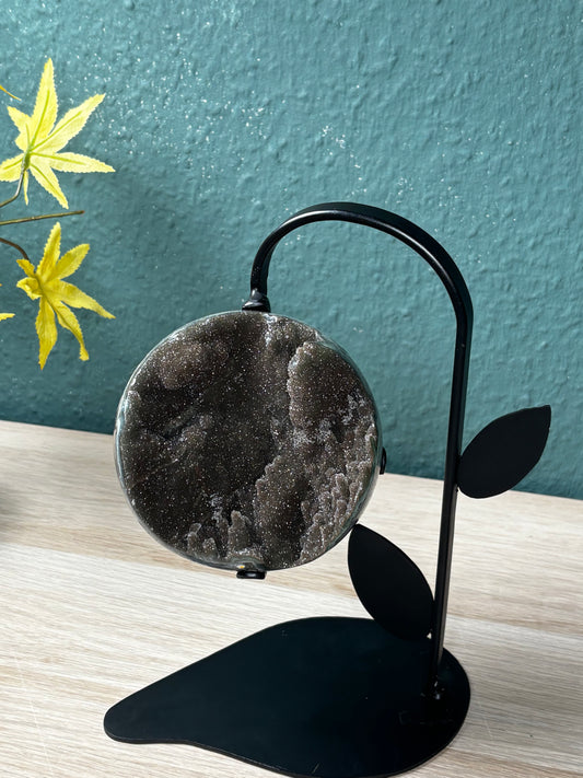 Regenbogen-Amethyst-Halbkugel in Metall-Blütenstand - Brasilien