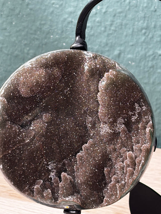 Regenbogen-Amethyst-Halbkugel in Metall-Blütenstand - Brasilien