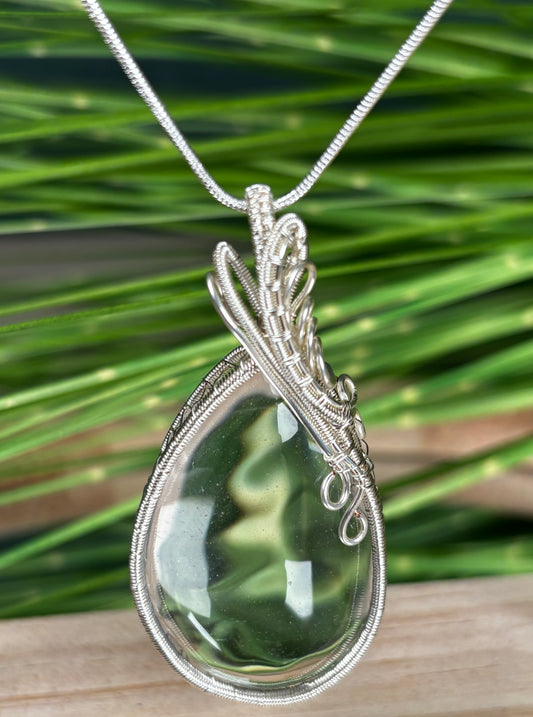 Bergkristall Anhänger Tropfen – Handgefasst in versilbertem Kupferdraht