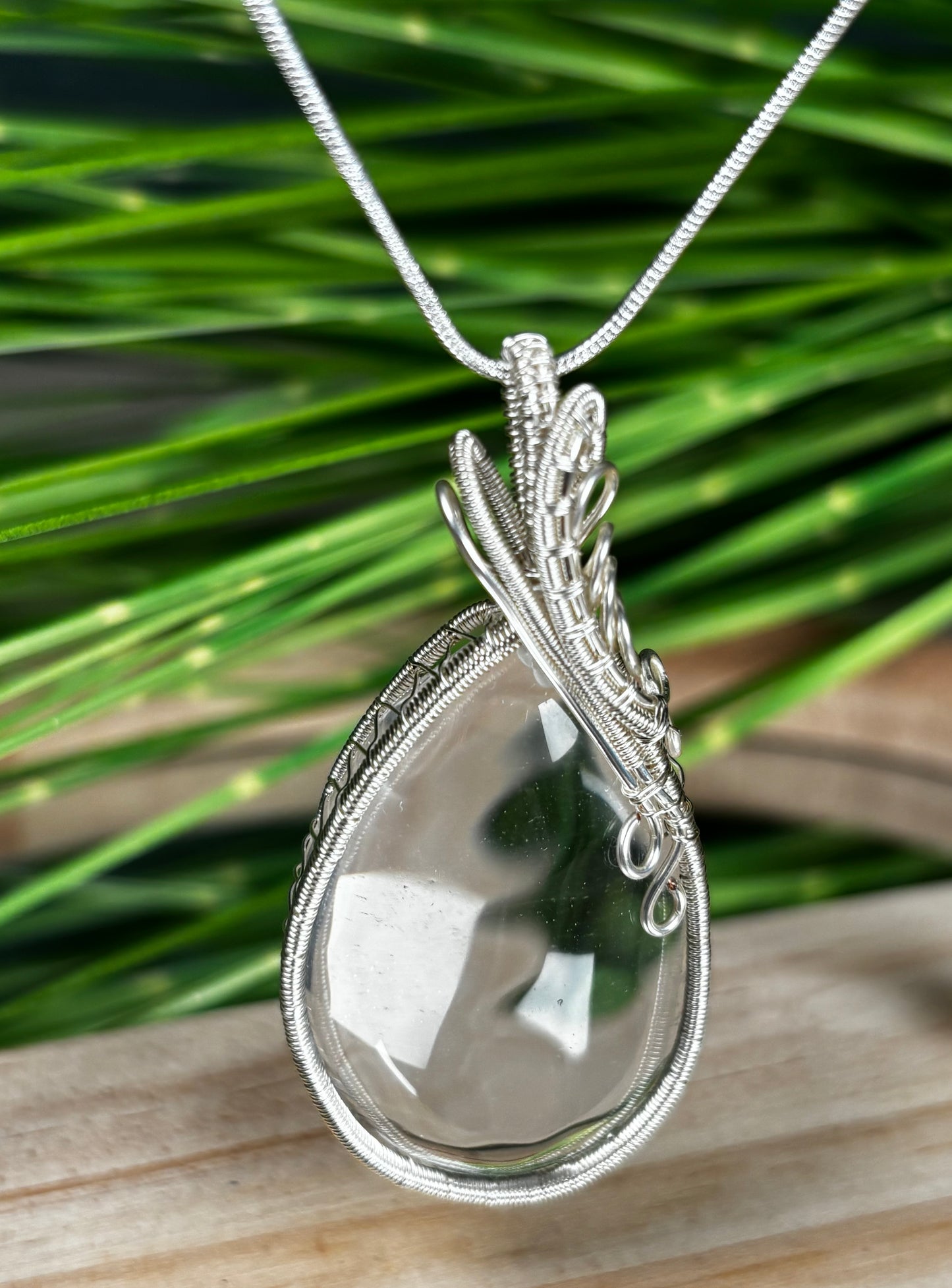 Bergkristall Anhänger Tropfen – Handgefasst in versilbertem Kupferdraht