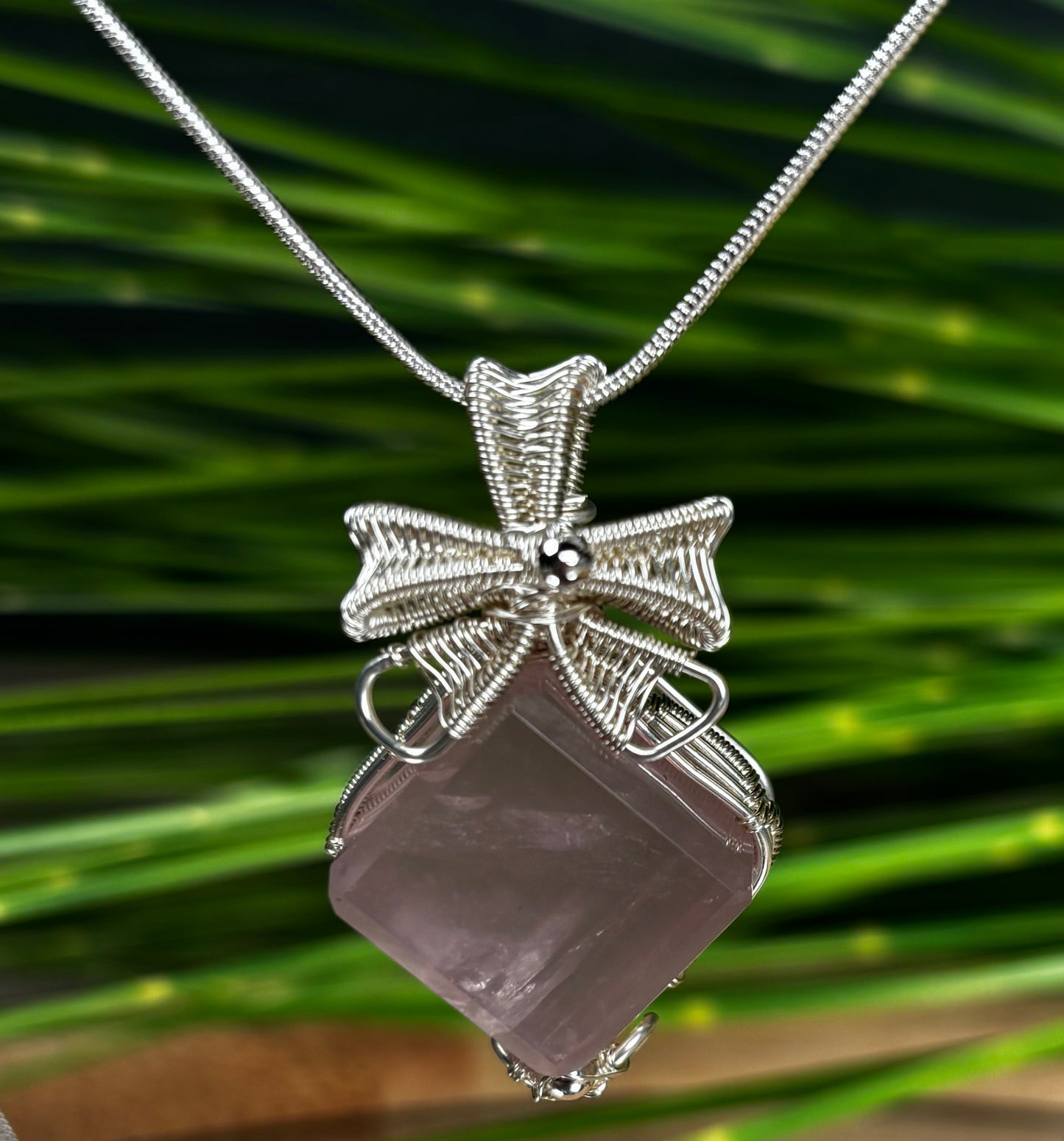 Rosenquarz Anhänger – Handgefasst in versilbertem Kupferdraht (Verschiedene )