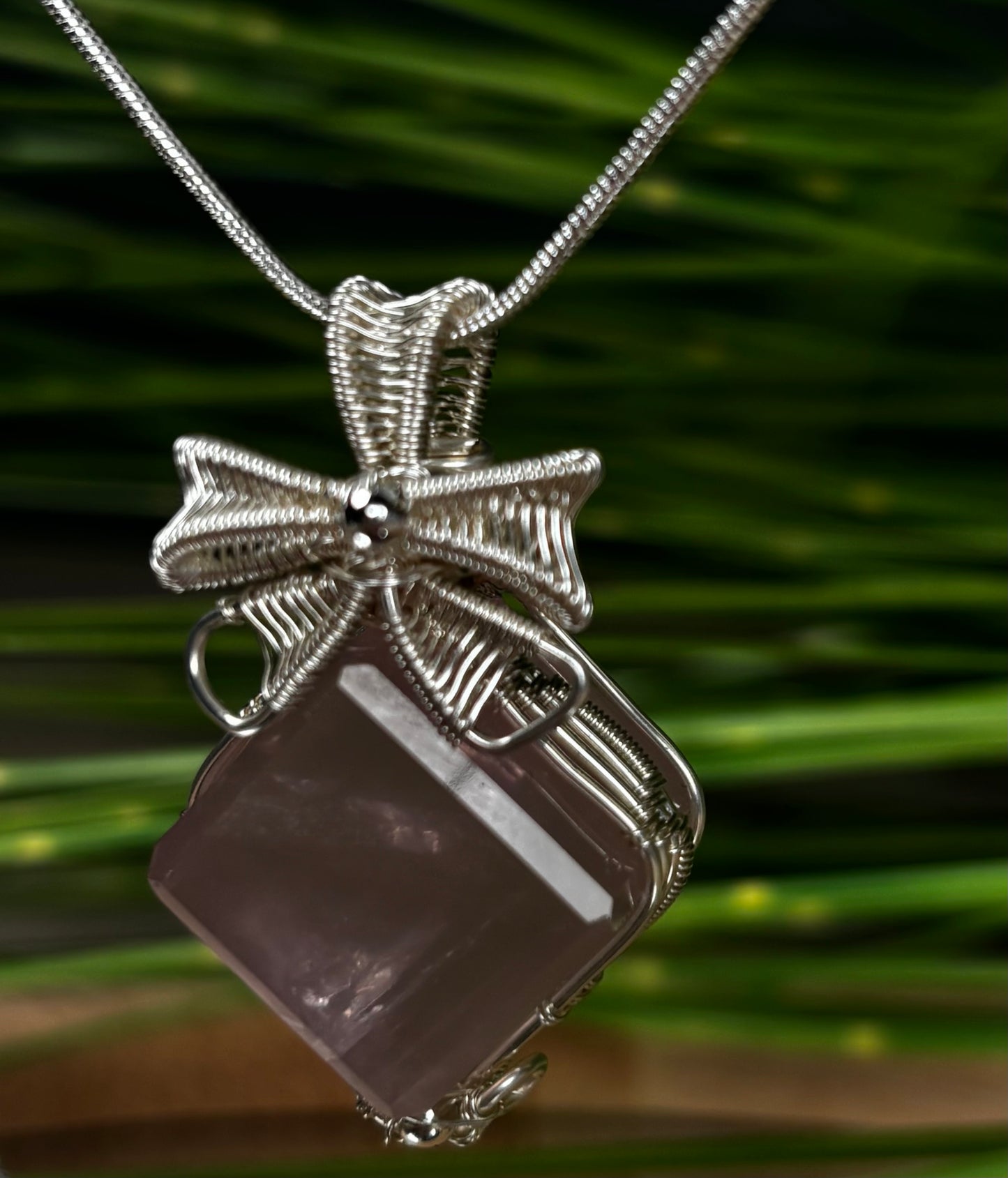 Rosenquarz Anhänger – Handgefasst in versilbertem Kupferdraht (Verschiedene )