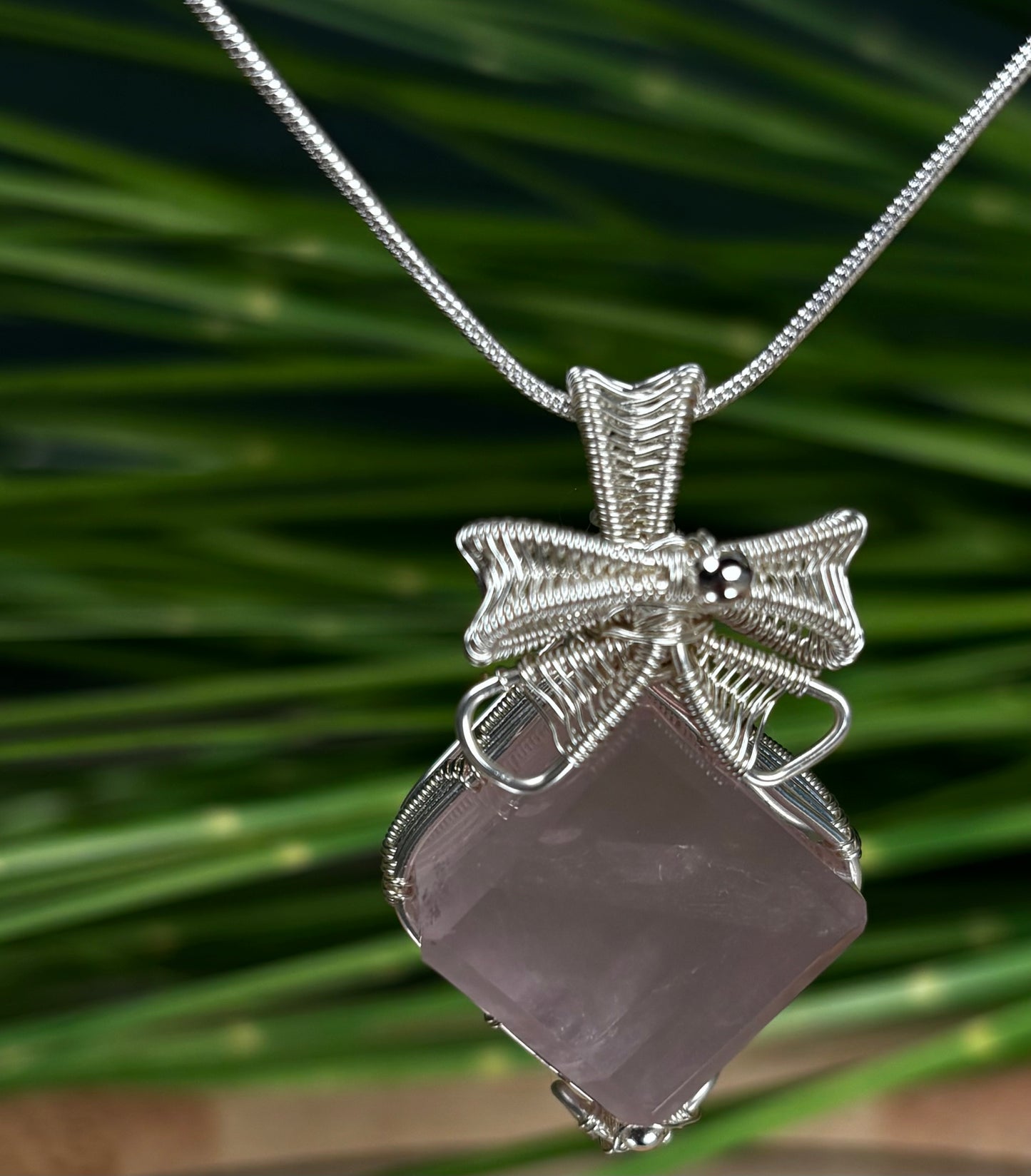 Rosenquarz Anhänger – Handgefasst in versilbertem Kupferdraht (Verschiedene )