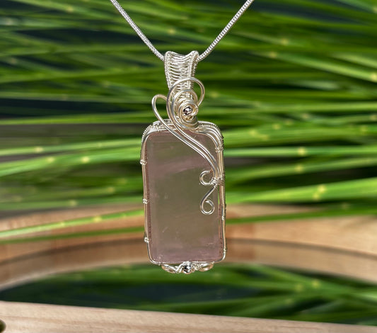 Rosenquarz Anhänger – Handgefasst in versilbertem Kupferdraht (Verschiedene )