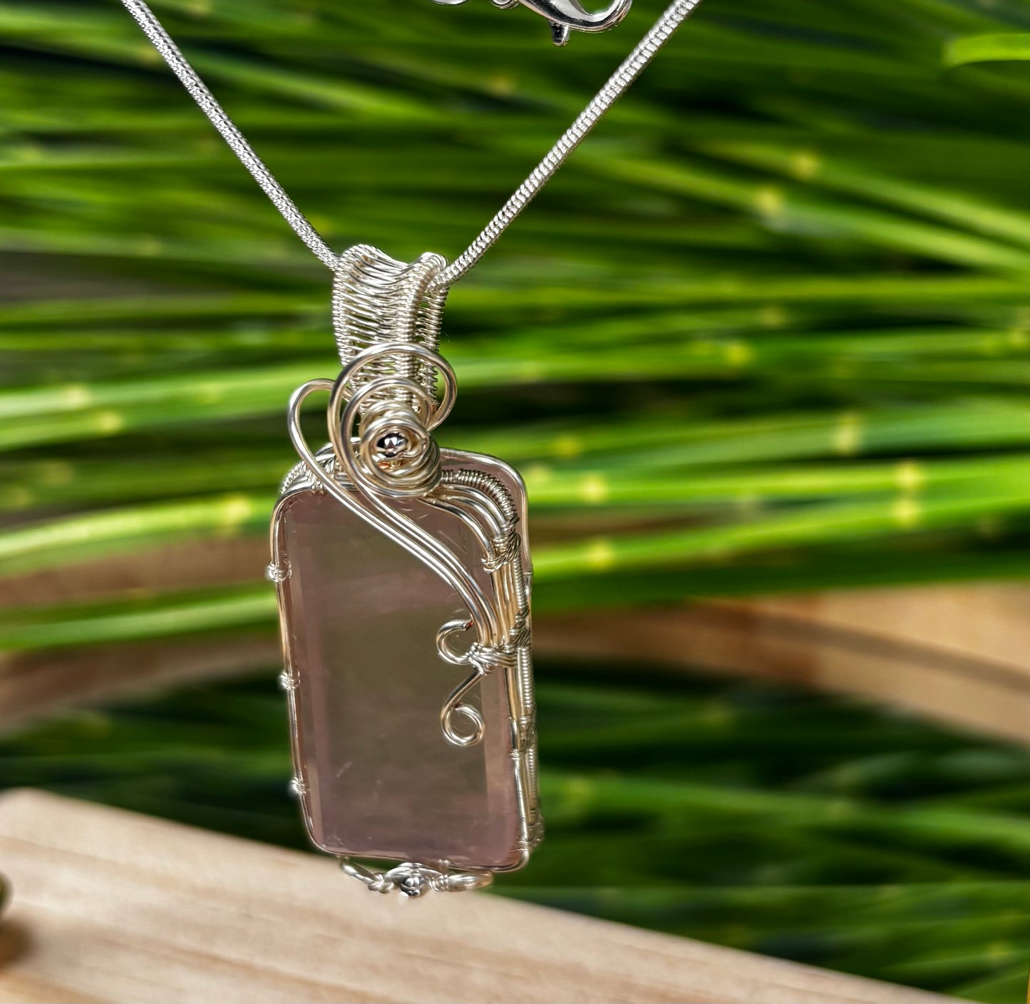 Rosenquarz Anhänger – Handgefasst in versilbertem Kupferdraht (Verschiedene )