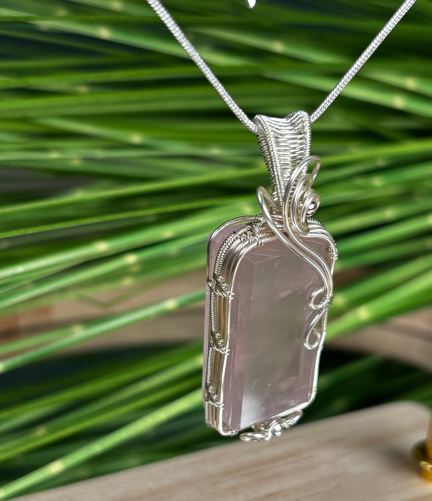 Rosenquarz Anhänger – Handgefasst in versilbertem Kupferdraht (Verschiedene )