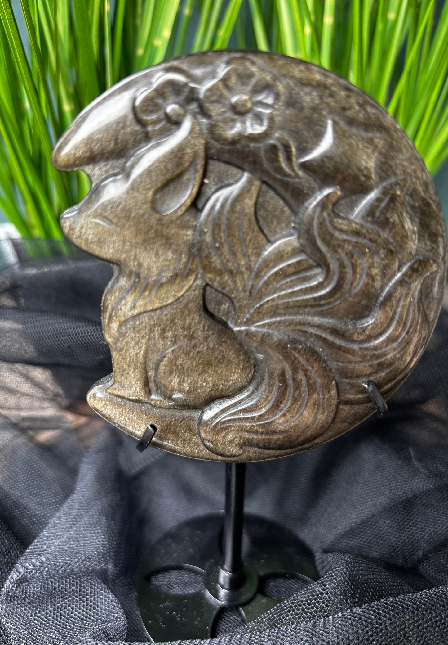 Obsidian Carving auf Stand – Fuchs & Eule mit Mond