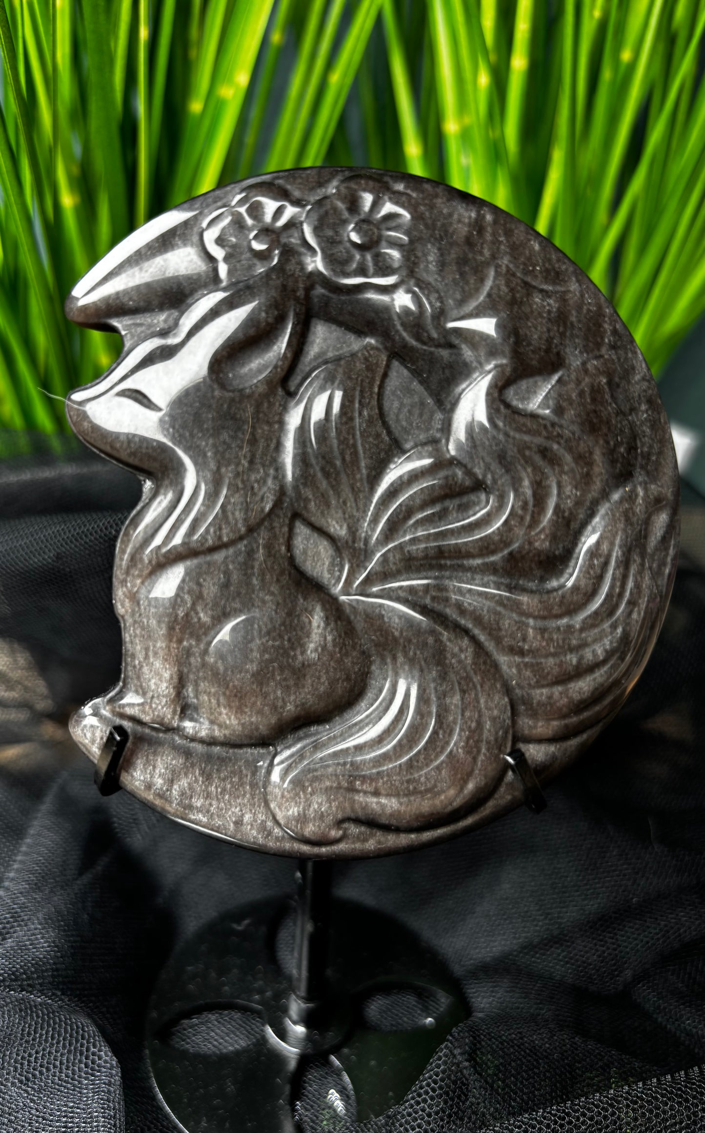 Obsidian Carving auf Stand – Fuchs & Eule mit Mond