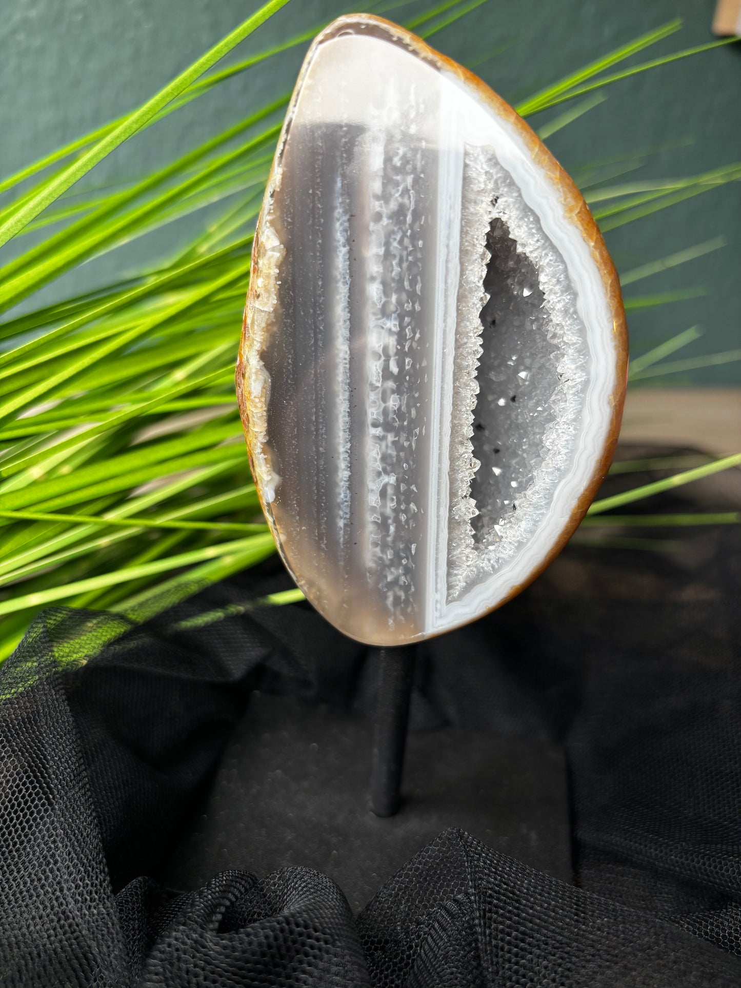 3 verschiedene Achate auf Stand mit Drusen – Farbe und Form variieren