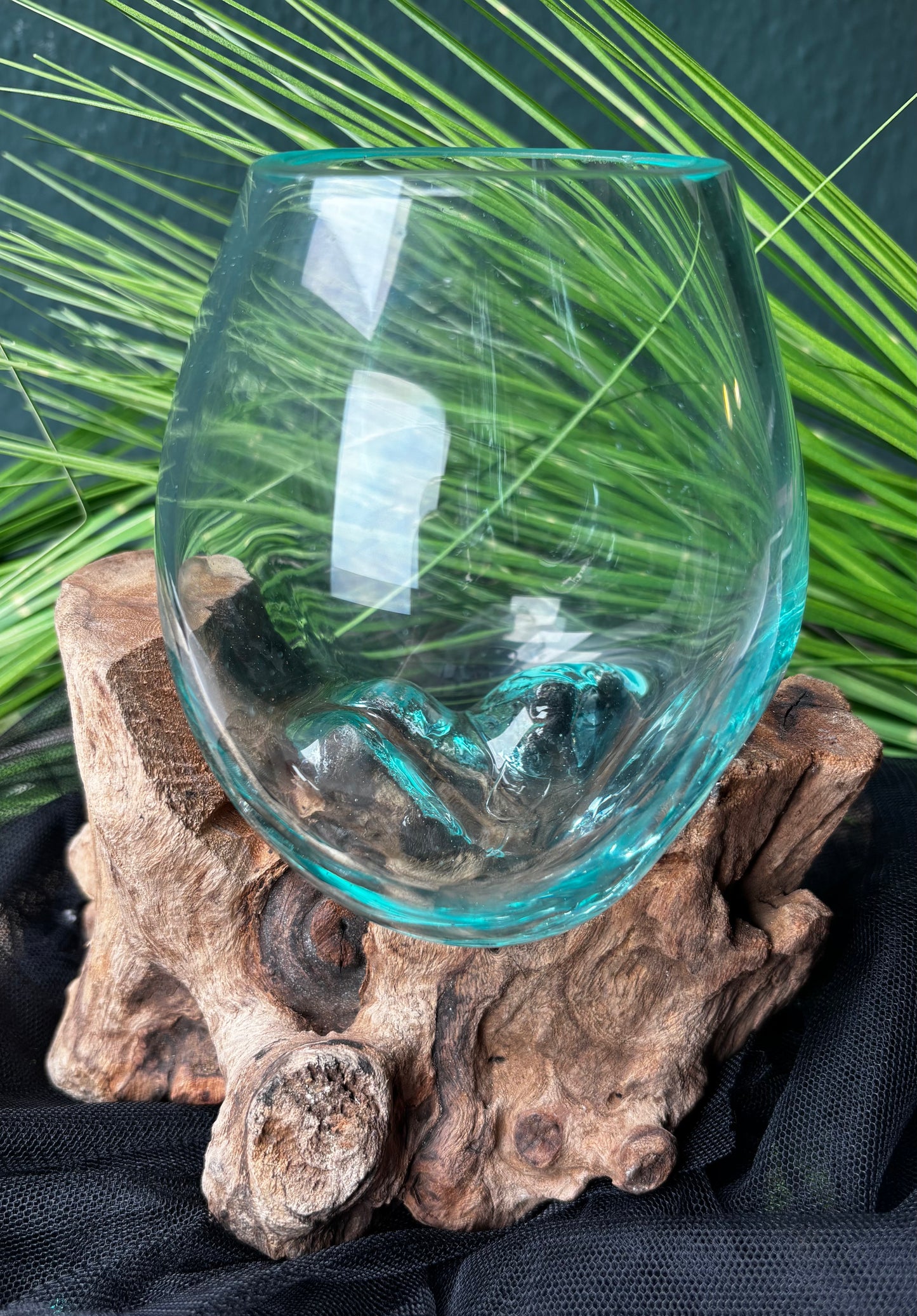 Mundgeblasenes Glas auf Kaffeestrauchwurzel