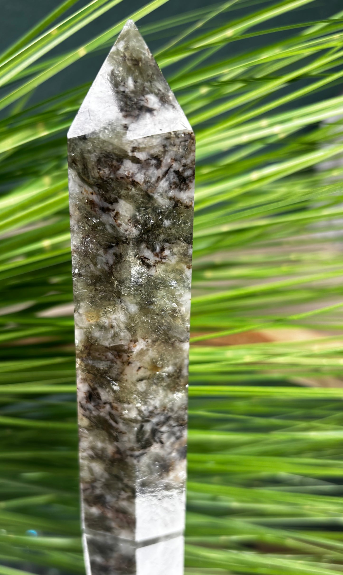 Grüner Turmalin Turm mit Mica und Quarz