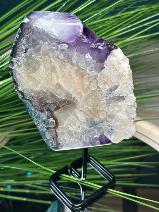 Amethyst Rohscheibe mit Calcit auf Stand – Brasilien – 18 cm