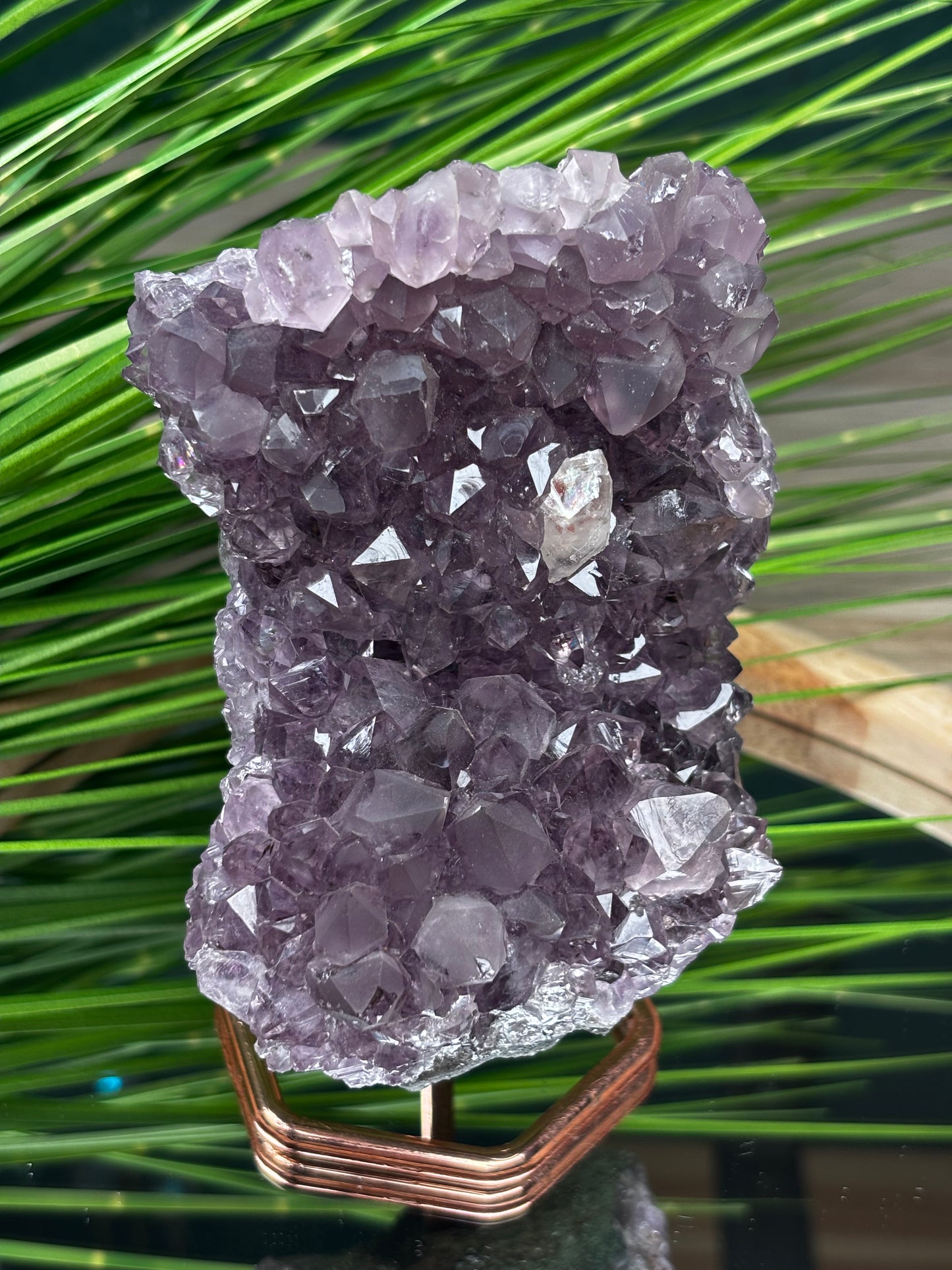 Amethyst Cluster auf roségoldenem Stand – 13,9 cm