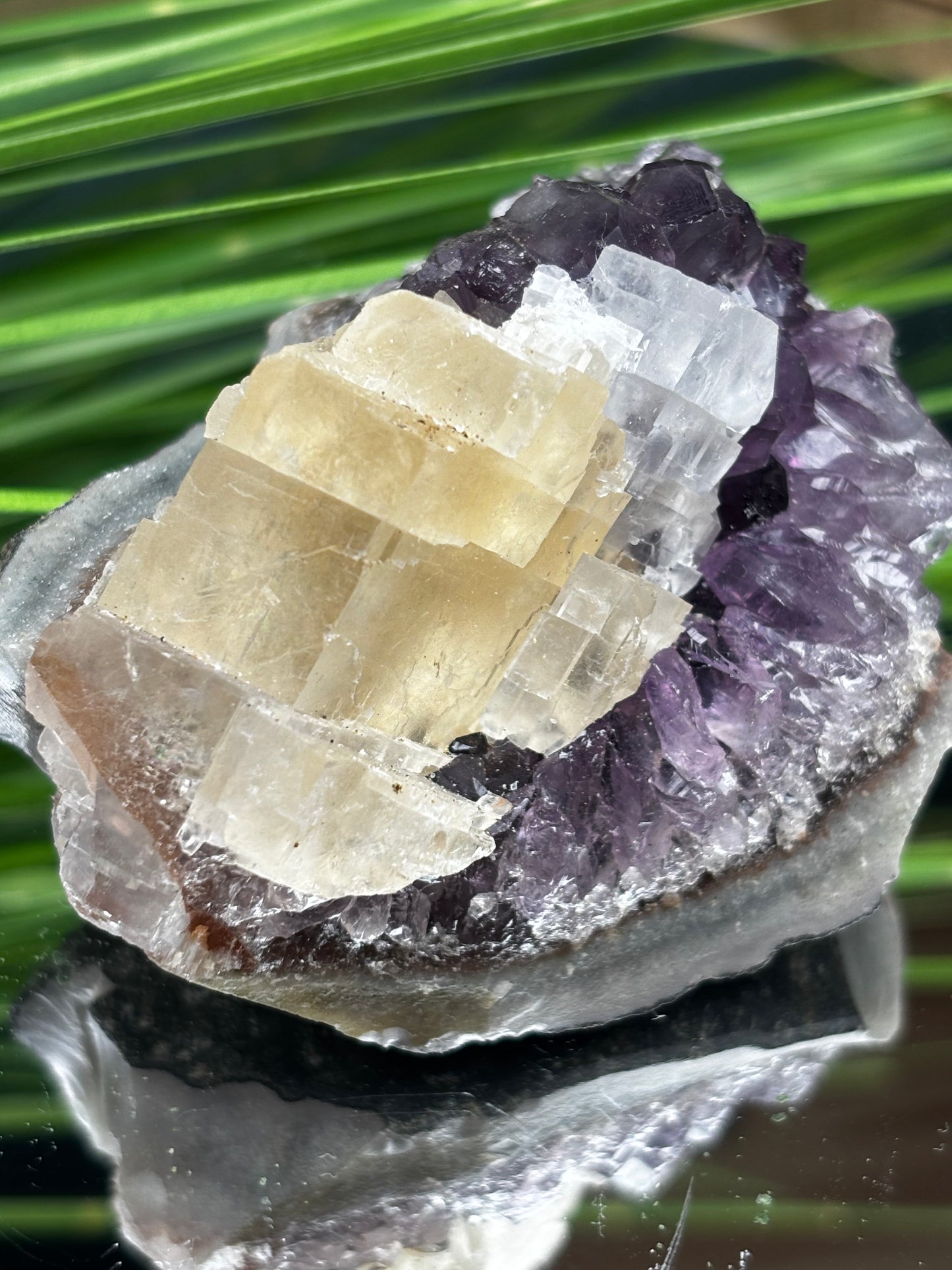 Amethyst Cluster mit gelbem und weißem Calcit