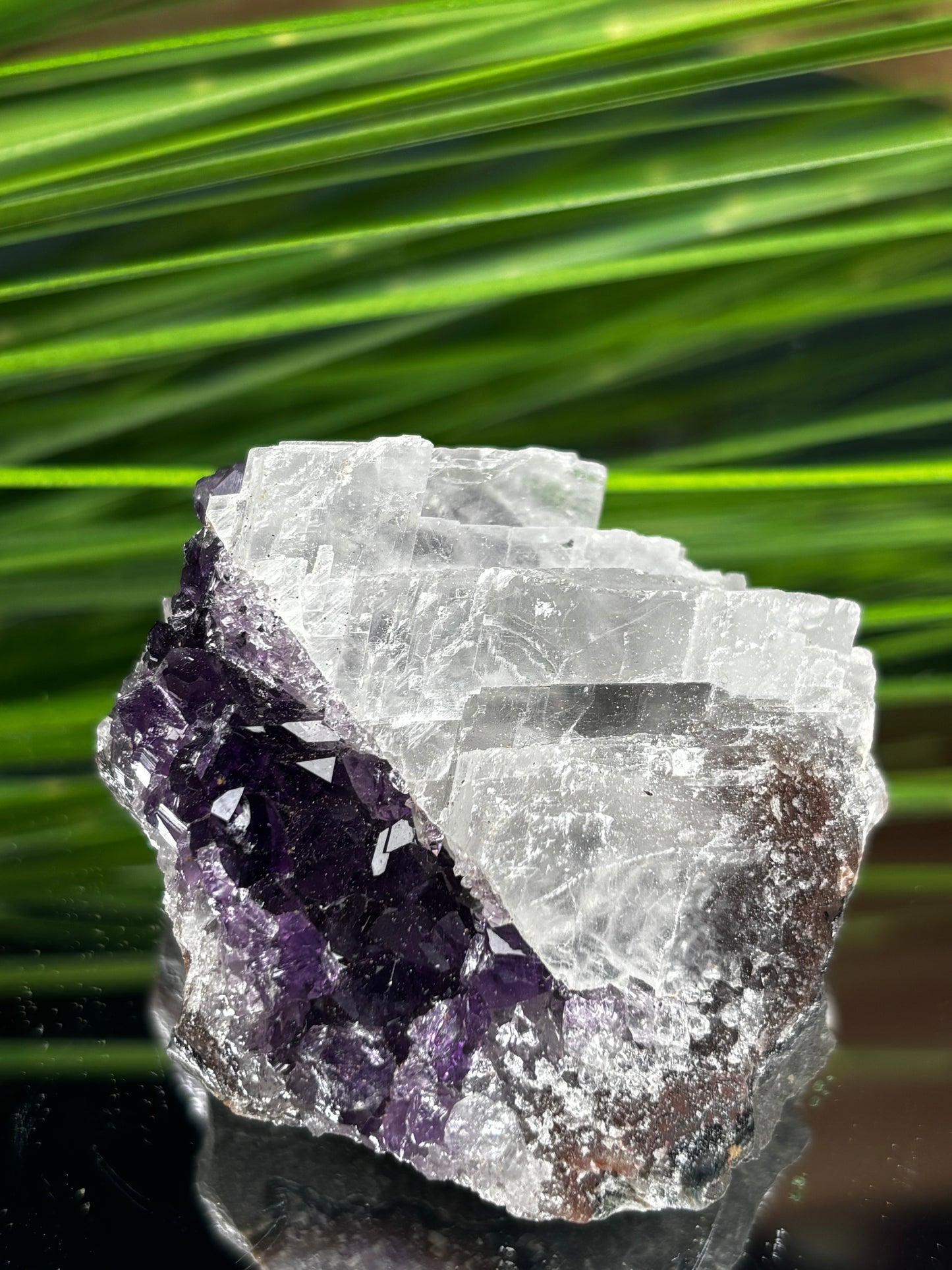 Amethyst Cluster mit weißem Calcit