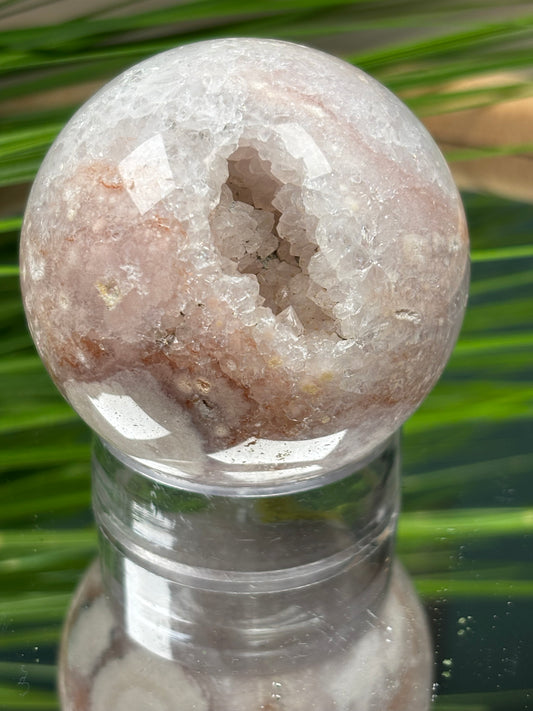 Pink Amethyst Blumenachat Kugel 5,9 cm mit Drusen