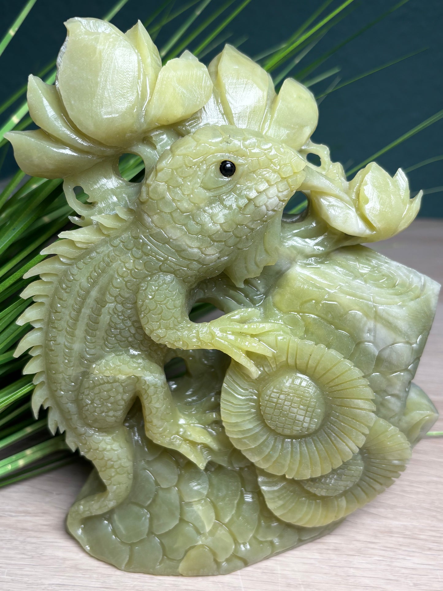 Serpentin Carving Kletternde Echse mit Blumenmotiven