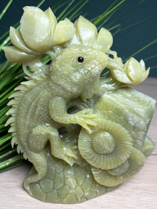 Serpentin Carving Kletternde Echse mit Blumenmotiven