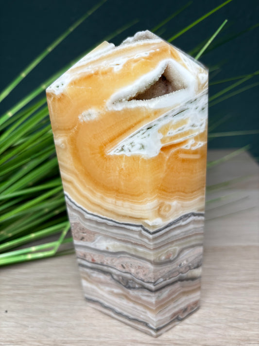 Oranger Calcit Turm Statement