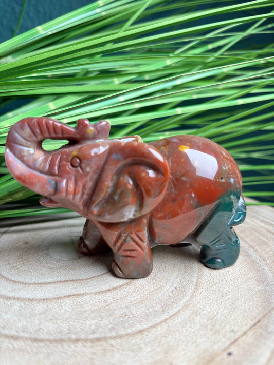 Jaspis Elefant 9,6 cm - Handgeschnitzter Edelstein