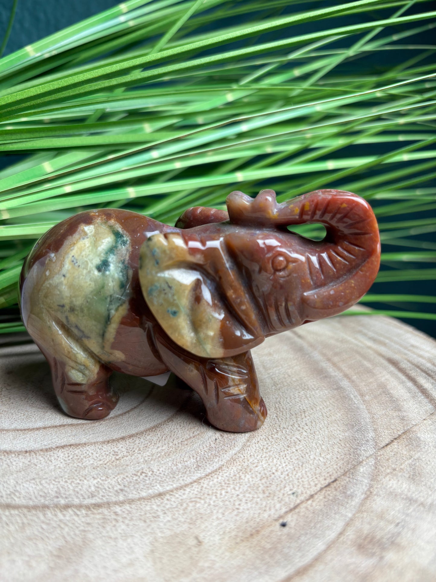 Jaspis Elefant 9,6 cm - Handgeschnitzter Edelstein