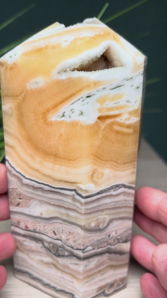 Oranger Calcit Turm Statement