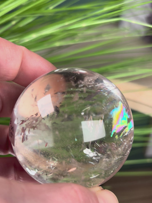 Bergkristall Kugel mit Regenbogen
