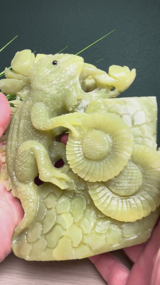 Serpentin Carving Kletternde Echse mit Blumenmotiven