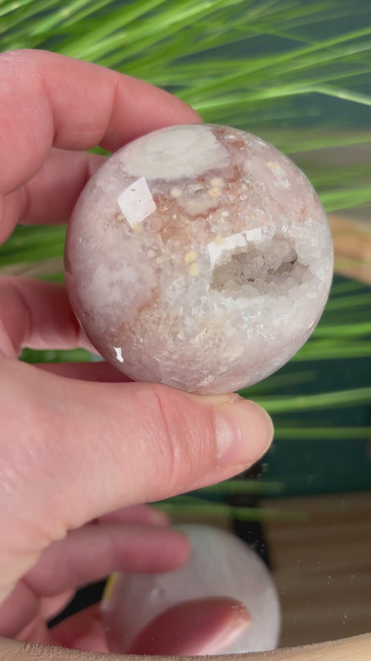 Pink Amethyst Blumenachat Kugel 5,9 cm mit Drusen