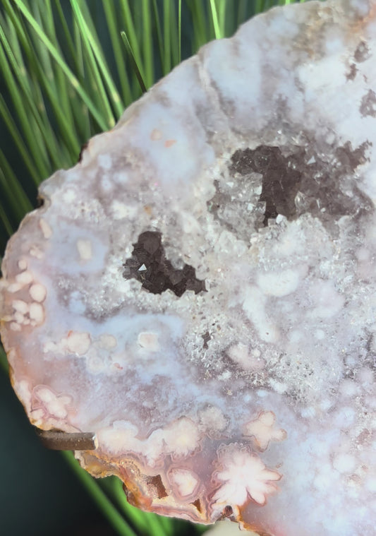 Pink Amethyst mit Blumenachat  Scheiben auf Gold Stand