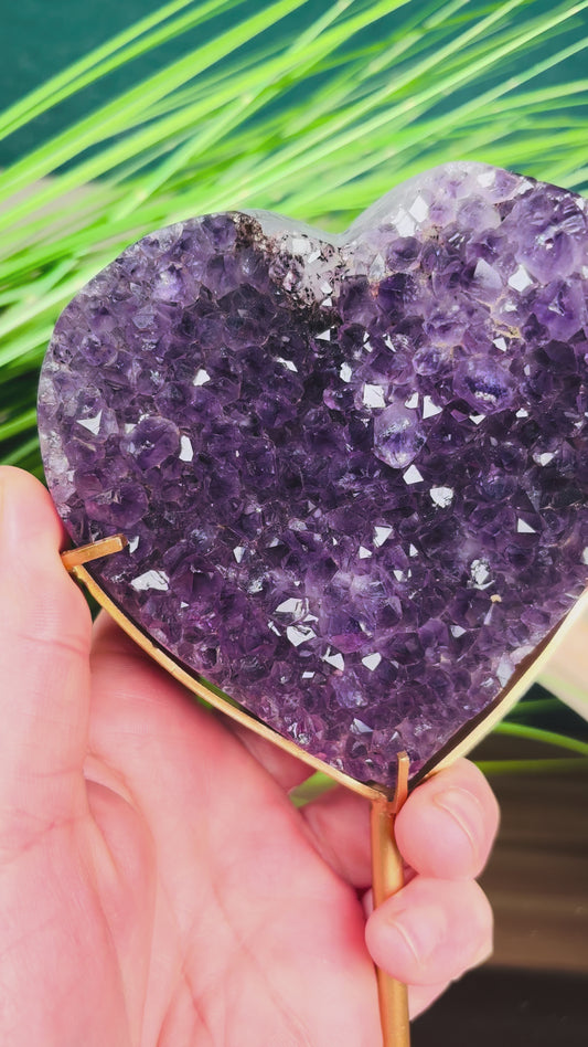 Amethyst-Achat Herz Cluster im goldenen Stand – 18,8 cm